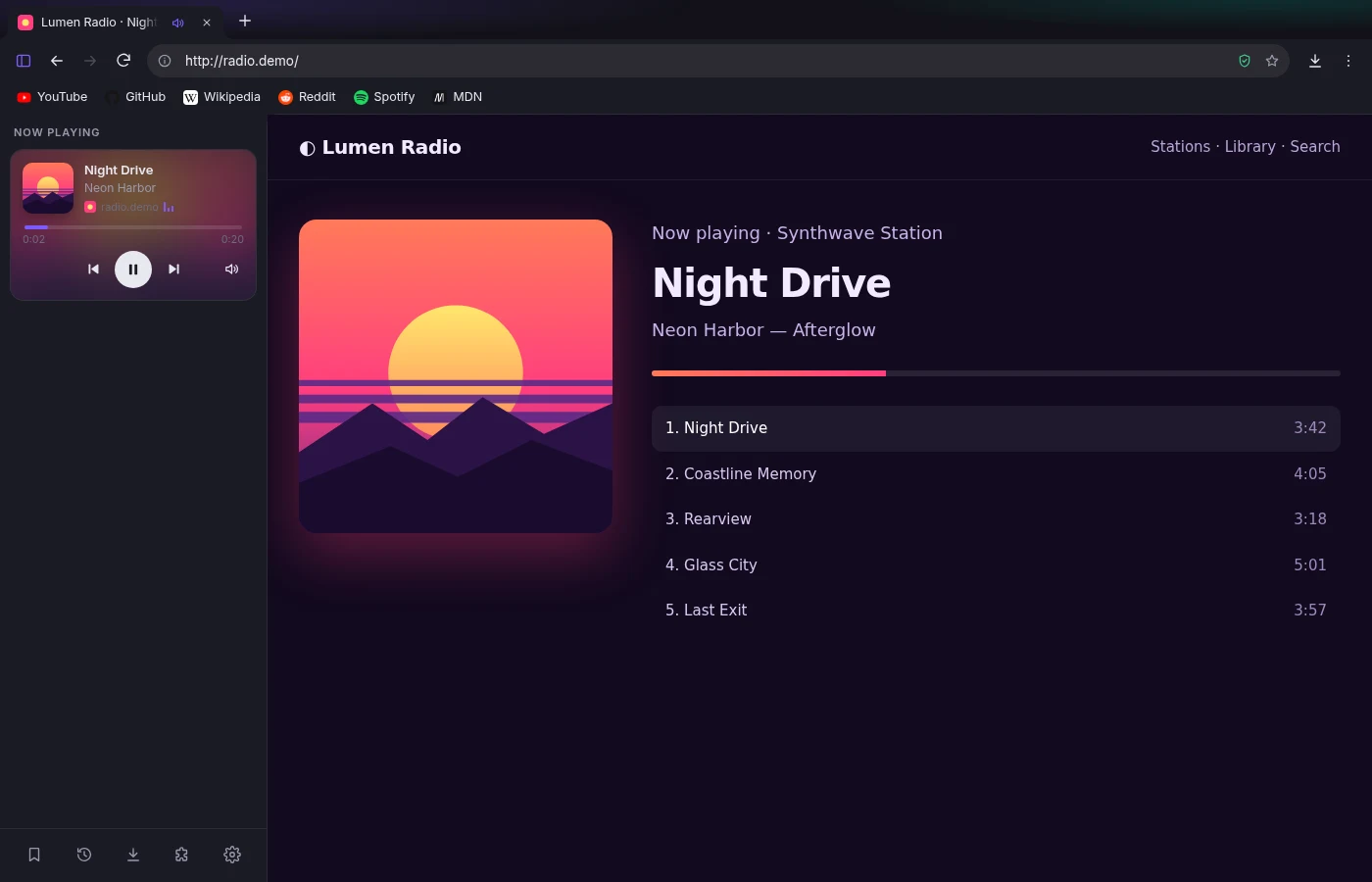 A radio site playing in Externo with its track, artwork and controls mirrored in the sidebar